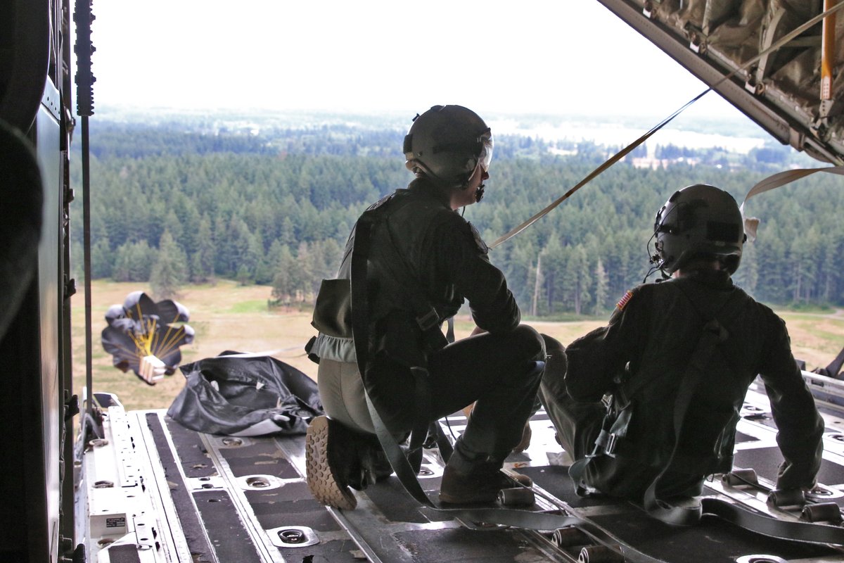 I_Corps's tweet image. Drop zone ready 🎯
Soldiers with 593rd CSC joined forces with the 1st SFG-A for a LCLA airdrop at @JBLM_PAO. This is how 593rd trains to sustain, by executing fast and accurate aerial delivery that keeps the fight moving.