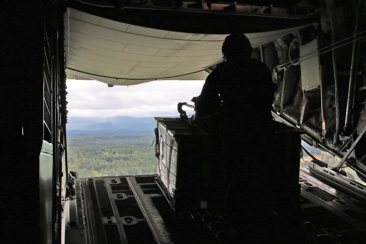 I_Corps's tweet image. Drop zone ready 🎯
Soldiers with 593rd CSC joined forces with the 1st SFG-A for a LCLA airdrop at @JBLM_PAO. This is how 593rd trains to sustain, by executing fast and accurate aerial delivery that keeps the fight moving.