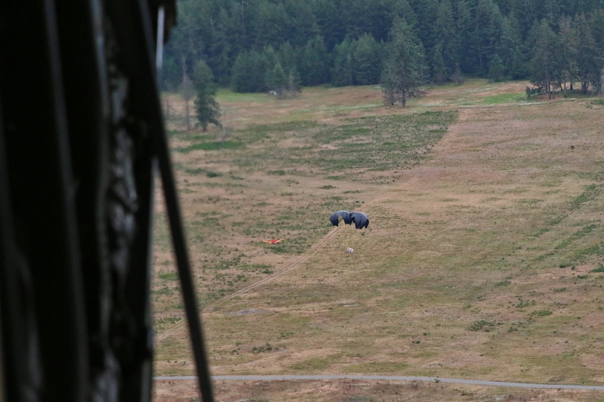 I_Corps's tweet image. Drop zone ready 🎯
Soldiers with 593rd CSC joined forces with the 1st SFG-A for a LCLA airdrop at @JBLM_PAO. This is how 593rd trains to sustain, by executing fast and accurate aerial delivery that keeps the fight moving.