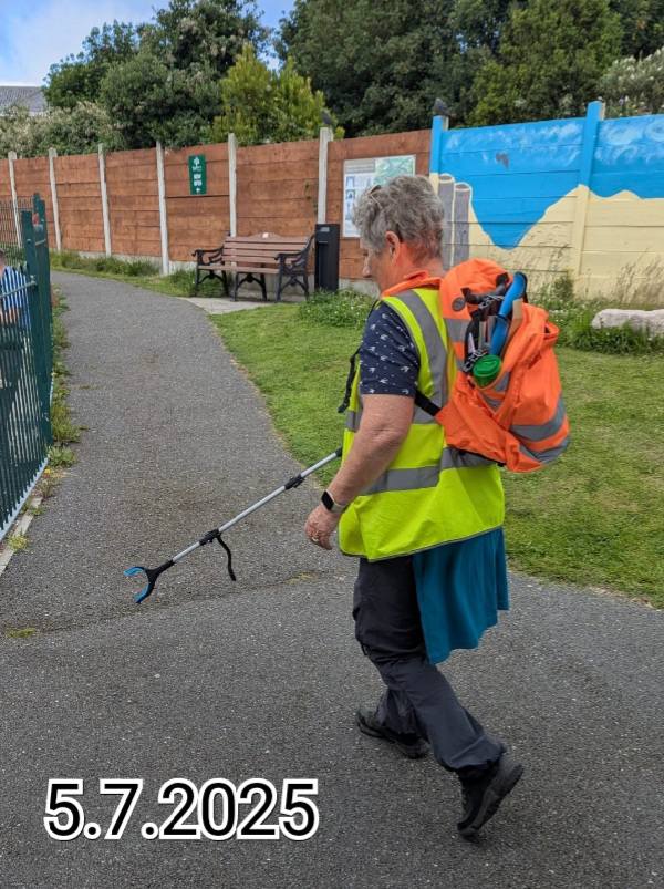 CleanCoasts's tweet image. Huge shoutout to the volunteers from Castlegregory Tidy Towns who were out over the weekend testing out their new hi-viz back packs and foldable litter pickers purchased with their #CleanCoasts grant! 🦺🚮

#LitterPickers #BeachClean #StreetClean #VolunteerAppreciation