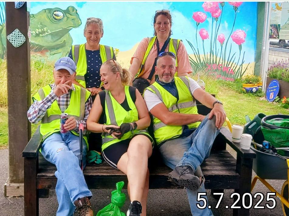 CleanCoasts's tweet image. Huge shoutout to the volunteers from Castlegregory Tidy Towns who were out over the weekend testing out their new hi-viz back packs and foldable litter pickers purchased with their #CleanCoasts grant! 🦺🚮

#LitterPickers #BeachClean #StreetClean #VolunteerAppreciation