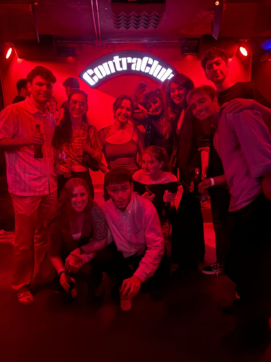 Oficialmente graduada del Máster en Guion de Cine y TV de UC3M/ALMA... No tengo más que agradecimiento a los tutores, profesores y compañeros maravillosos. Por muchos proyectos y por seguir unidos en esta industria ❤️