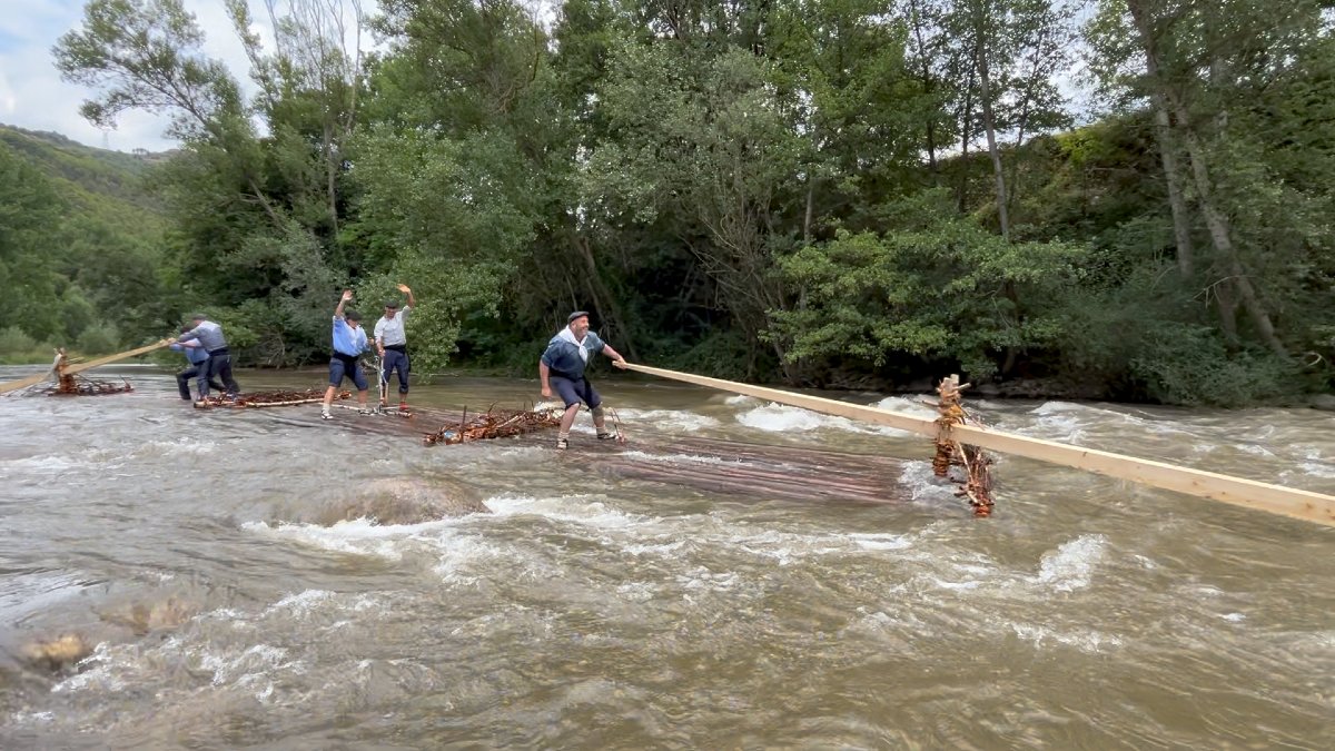 Càtedra Pirineus (@catedrapirineus) on Twitter photo 🪵 Aquest diumenge, 6 de juliol, vam poder viure la XLVII Diada dels Raiers a la Pobla de Segur i el Pont de Claverol #raiers
🙌 Moltes gràcies per convidar-nos! #patrimoni
<a href="/cultura_cat/">Cultura</a> <a href="/DiputacioLleida/">Diputació de Lleida</a> <a href="/SOMPirineu/">SOMPirineu - IDAPA</a> <a href="/raierspobla/">Raiers</a> 🪵 Aquest diumenge, 6 de juliol, vam poder viure la XLVII Diada dels Raiers a la Pobla de Segur i el Pont de Claverol #raiers
🙌 Moltes gràcies per convidar-nos! #patrimoni
<a href="/cultura_cat/">Cultura</a> <a href="/DiputacioLleida/">Diputació de Lleida</a> <a href="/SOMPirineu/">SOMPirineu - IDAPA</a> <a href="/raierspobla/">Raiers</a>