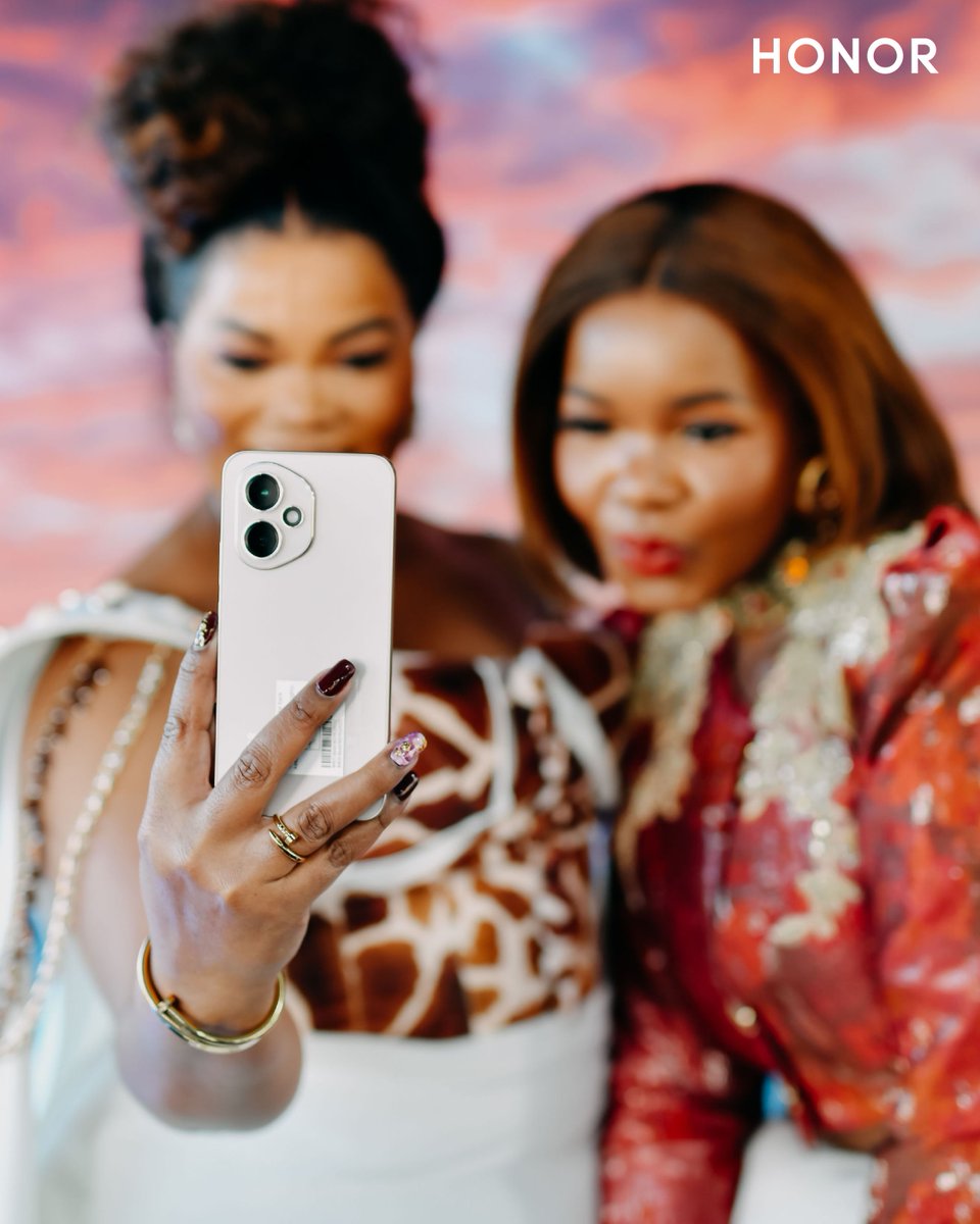 HonorAfrica's tweet photo. HONOR at Durban July? We ate 🏇🤳

Let's relive some of the magical HONOR moments that happened this weekend, where tech and style became the ultimate duo ✨

#HONOR400Pro #HollywoodbetsDurbanJuly https://t.co/4Wil71ozlN