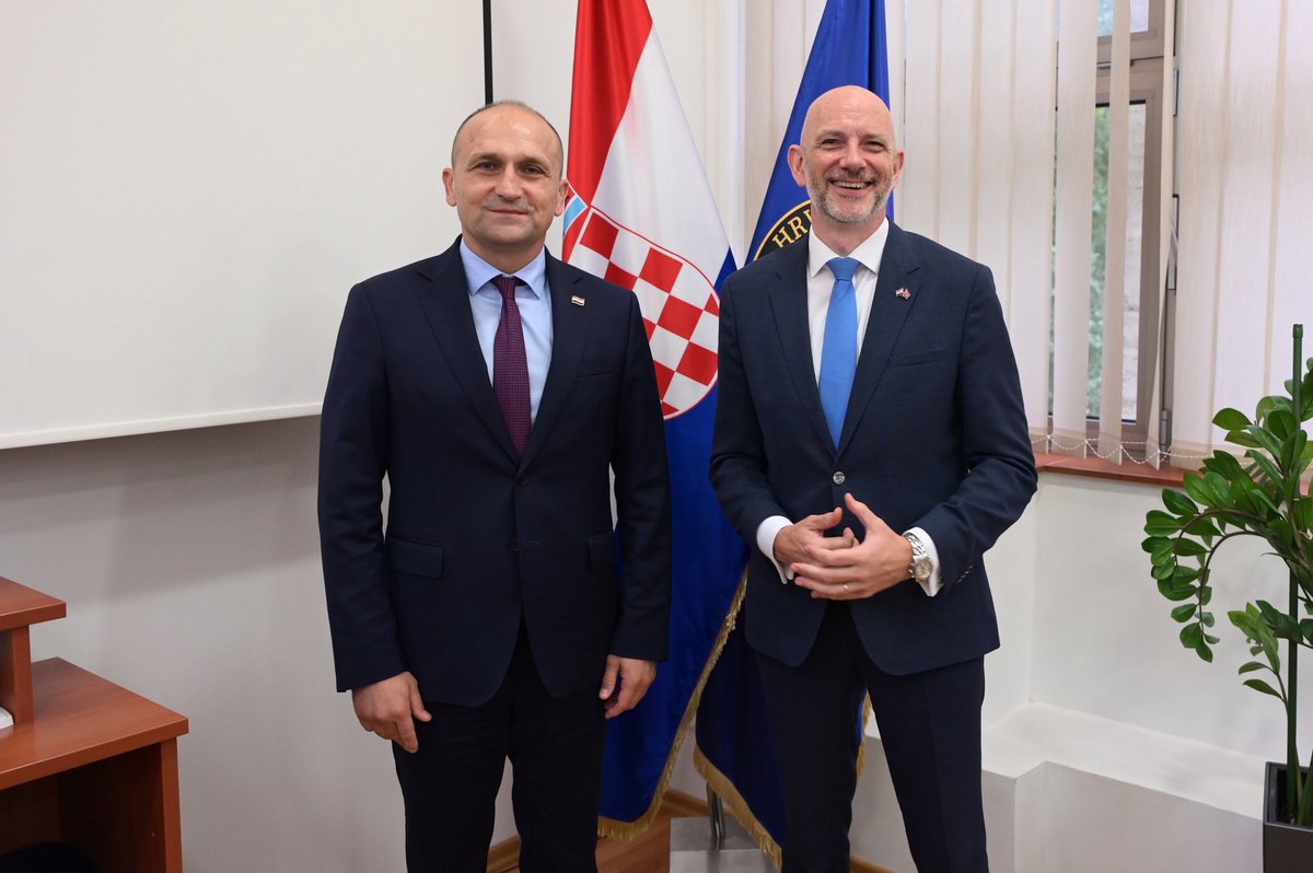 Ivan Anušić (@ivananusic12) on Twitter photo Danas sam u oproštajni posjet primio veleposlanika Ujedinjene Kraljevine Velike Britanije i Sjeverne Irske <a href="/UKSimonT/">Simon Thomas</a> povodom završetka njegovog mandata u Hrvatskoj.
Zahvaljujem mu na suradnji kojom smo unaprijedili odnose🇭🇷i 🇬🇧 u području obrane i sigurnosti, kako unutar NATO-a Danas sam u oproštajni posjet primio veleposlanika Ujedinjene Kraljevine Velike Britanije i Sjeverne Irske <a href="/UKSimonT/">Simon Thomas</a> povodom završetka njegovog mandata u Hrvatskoj.
Zahvaljujem mu na suradnji kojom smo unaprijedili odnose🇭🇷i 🇬🇧 u području obrane i sigurnosti, kako unutar NATO-a