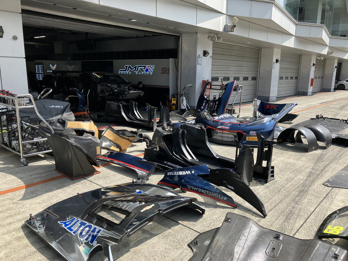 fswpress's tweet photo. ＼ 🧑‍🔧「週刊GT3車両を造ろう」開催中！？👀／

今週末開催のGTWCA＆Japan Cupに向けてGT3車両の搬入が行われています！😍

タイから富士へ輸送されてきたマシンを1回バラバラにして、各パーツに異常がないかチェックしています！🔍🧐

毎号届くパーツを組み付けて1台のレーシングカーをつくろう！
という妄想CMを脳内再生して楽しませていただきました🤤

それにしてもパドックの物量とスタッフの多さに驚き！ 👀
現場からは以上ですっ
#GTWorldAsia #Japancup