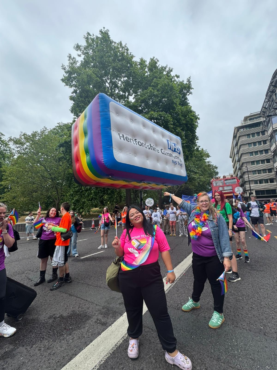 HCTNHS's tweet image. Rainbows, sparkles &amp;amp; solidarity! 🌈

Over 30 HCT staff joined the London Pride Parade to celebrate and support LGBTQ+ communities – complete with a 4m inflatable walking float!

Thanks to all staff who made it such a joyous day.

#Pride #HCTPride #NHSAtPride