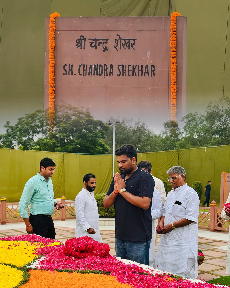 मानवेन्द्र सिंह चुवा (@rathoremansa_9) on Twitter photo आज पूर्व प्रधानमंत्री, लोकनायक श्रद्धेय चंद्रशेखर जी की 18वीं पुण्यतिथि के अवसर पर राजघाट, दिल्ली स्थित उनकी समाधि पर पुष्पांजलि अर्पित कर विनम्र श्रद्धांजलि दी।
चंद्रशेखर जी केवल राजनेता नहीं, मेरे लिए एक जीवंत विचार, नैतिकता के मार्गदर्शक और आत्मबल के अद्वितीय प्रतीक रहे हैं। आज पूर्व प्रधानमंत्री, लोकनायक श्रद्धेय चंद्रशेखर जी की 18वीं पुण्यतिथि के अवसर पर राजघाट, दिल्ली स्थित उनकी समाधि पर पुष्पांजलि अर्पित कर विनम्र श्रद्धांजलि दी।
चंद्रशेखर जी केवल राजनेता नहीं, मेरे लिए एक जीवंत विचार, नैतिकता के मार्गदर्शक और आत्मबल के अद्वितीय प्रतीक रहे हैं।