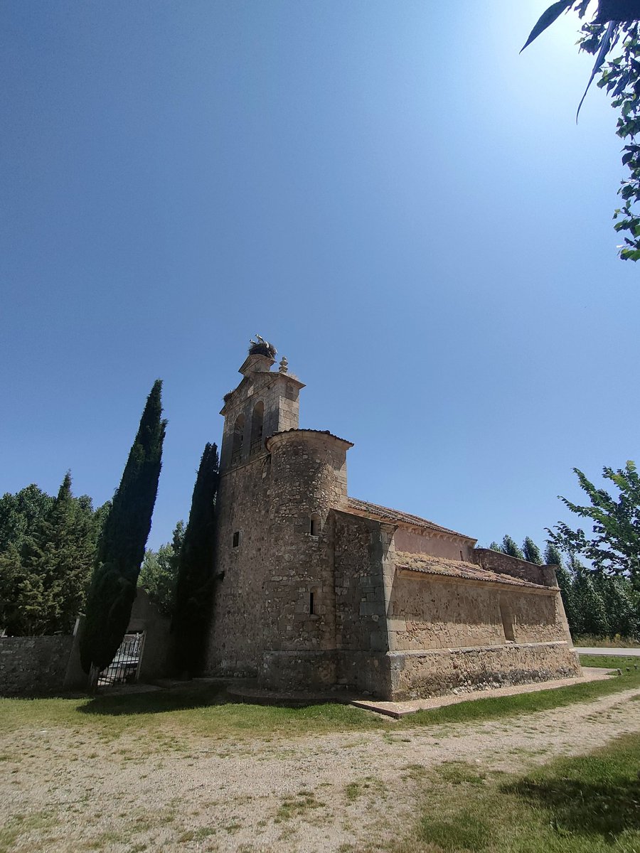 otraiberiablog's tweet photo. Pegado a la autovía de Burgos, la A1, está la pequeña y bellísima iglesia Románica de Castillejo de Mesleon, #Segovia, qué pasa desapercibida a los conductores pero que merece una parada para visitarla. https://t.co/CWwZfu9IuT