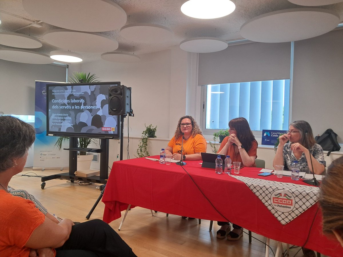 evaantonfer's tweet photo. Compañeras sindicalistas de las federaciones de Sanidad,  Hábitat,  Enseñanza y FSC @ccoocatalunya visibiliza do las condiciones de trabajo de trabajadoras en sectores de cuidados. #34aEscolaEstiu "Temps de cures.Temps de vida.Per un Pacte nacional de les cures" @RevTrabajadora https://t.co/V7qpCnpHUg
