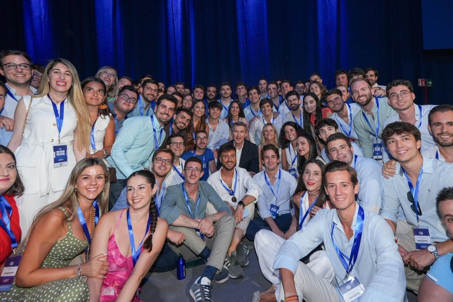 _Laboro's tweet image. Pasatiempos de verano. En un minuto, encuentra a los hijos de los empresarios que te meten horas extras ilegales, que te pagan por debajo de convenio, que compran sindicatos para que te empeoren el convenio y a los hijos de los dueños del piso por el que pagas 1.000€ de alquiler