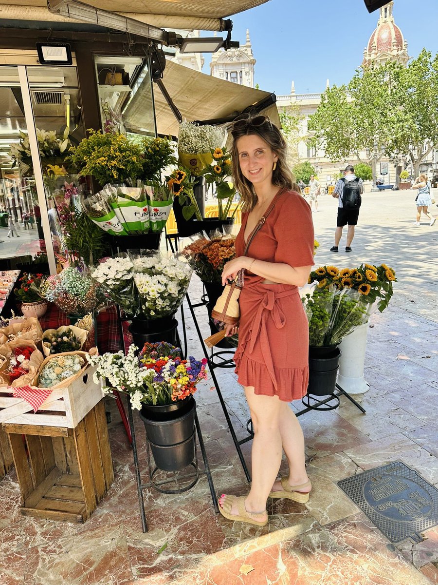 We’re delighted to announce that the debut novel by Spanish author Virginia Bonet, FLOWERS OF THE PAST (LAS FLORES DEL AYER), has been acquired by Lola Gulias at NdeNovela/Planeta, and will be published in Spring 2026!