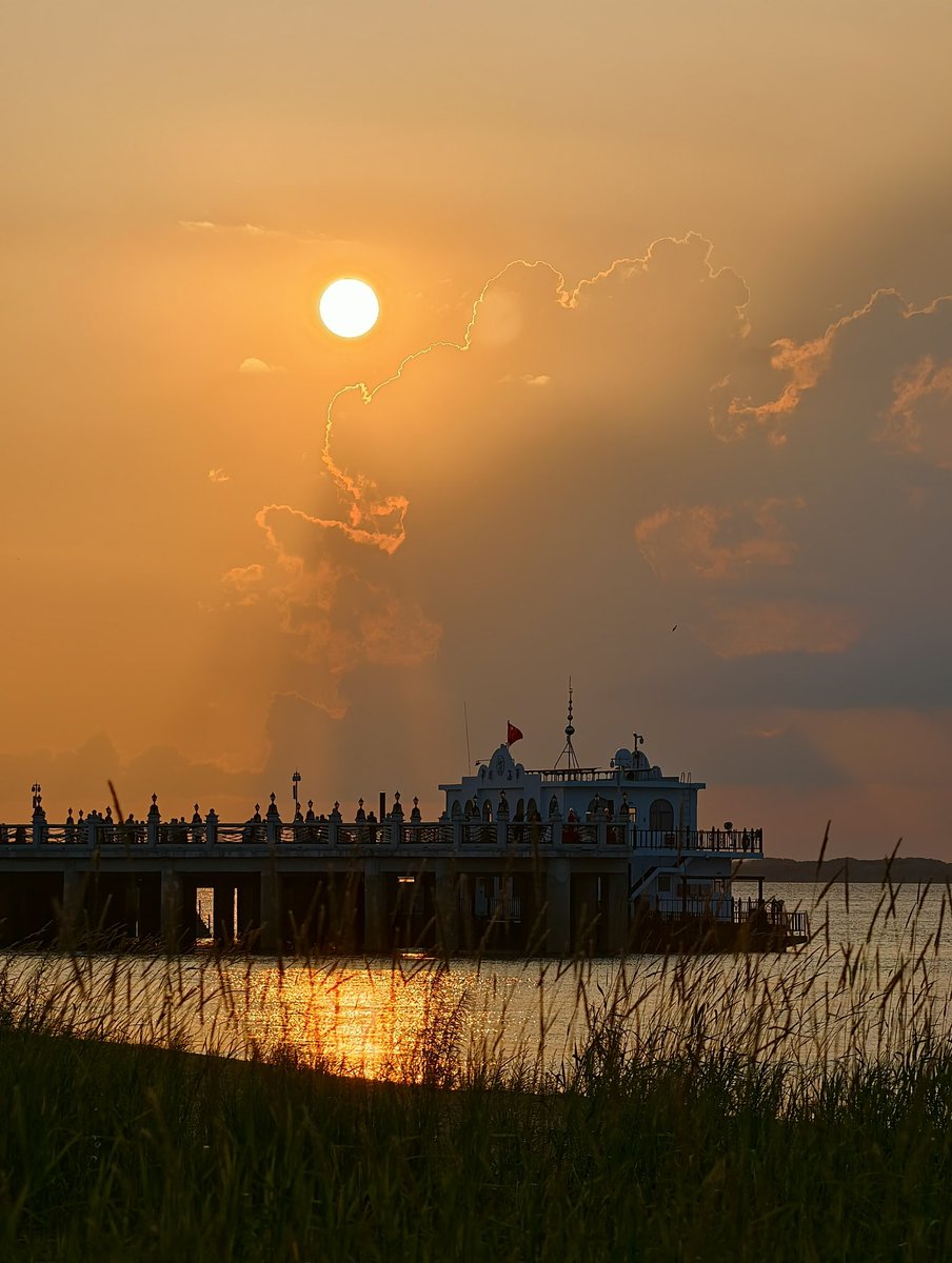 NadeemXu's tweet photo. Sunset over  the Heilongjiang River, which borders Russia in Northeastern China https://t.co/nf5xo7djDv