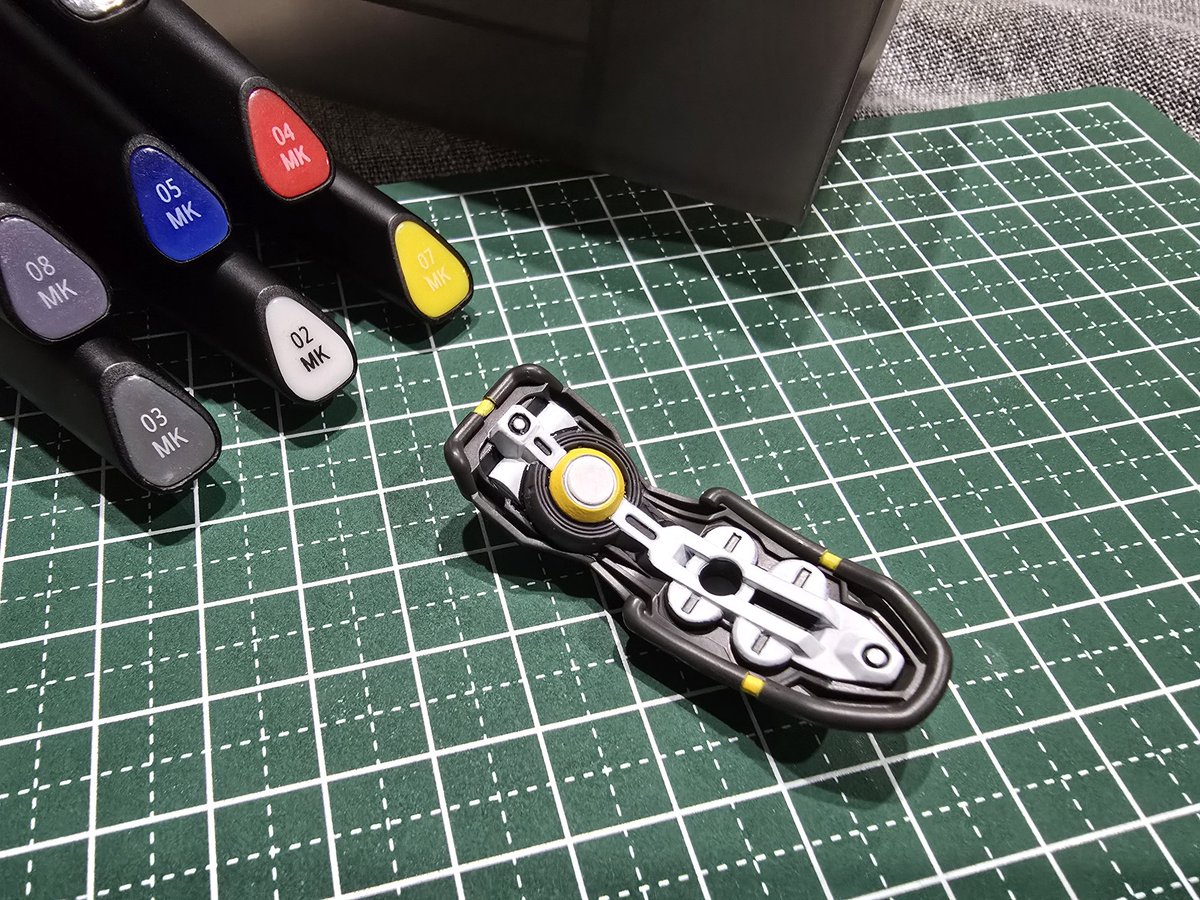 DSPIAEの12色マーカー手に入ったので
ジークアクスのシールド裏塗ってみた。
隠蔽力はあるけど擦れに弱いかな。
でも、乾いた後にクリア噴けば大丈夫そう。
ガンダムマーカーは重ね塗りできないけど、こちらは乾けば重ね塗り可能なのは良い😀
#ガンプラ
#DSPIAEアクリルマーカー