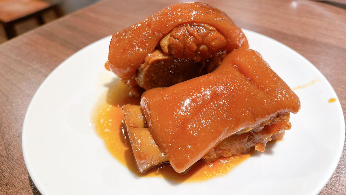 九鼎牛肉麵

麺はモチっとして、肉は多分あの部分を使っているので大変柔らかく、しかも辛さは控えめで日本人の口に合うはず。
辛いのが好きなら搾菜を入れたら辛み調整ができますよ。

maps.app.goo.gl/9oaBhiVxVAdmsA…

#九鼎牛肉麵
#高雄
#台湾旅行