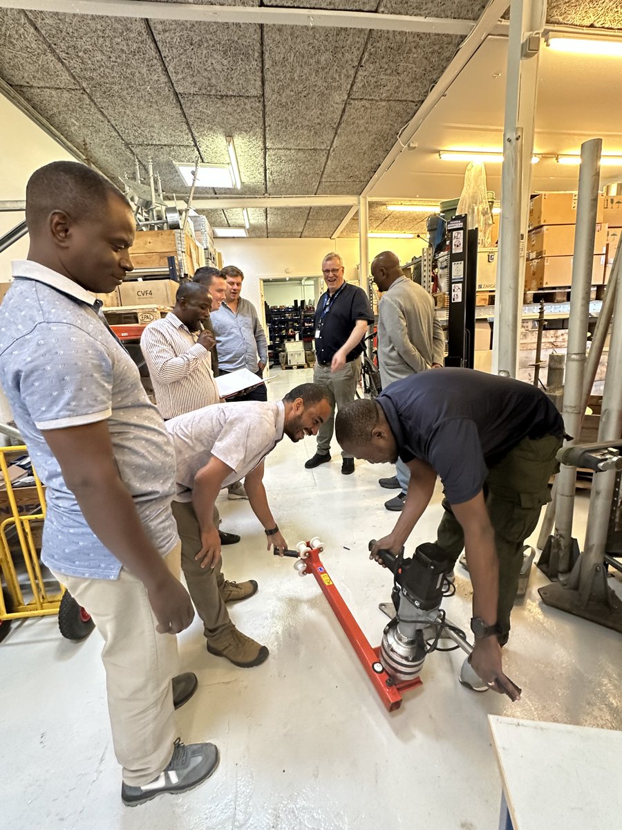 I Tanzania er det meteorologiske institut i fuld gang med at opruste på måleudstyr, så de kan styrke deres prognoser for voldsomt vejr. 
I den forbindelse kunne DMI's teknikere udveksle erfaringer med kollegerne sydfra.

dmi.dk/nyheder/2025/m…