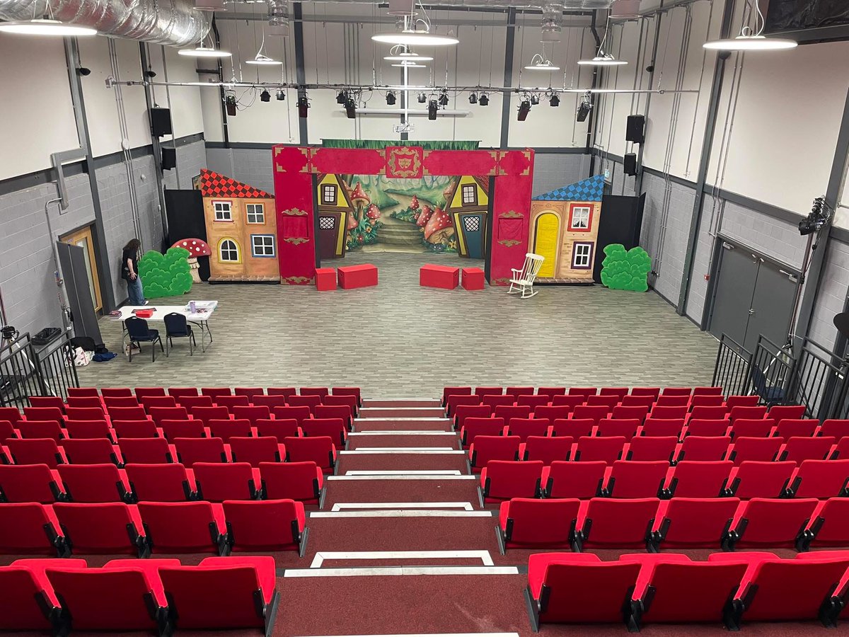 On Friday our youth theatre performed Murder in Pantoland.
The young people excelled. 
The crew used their skills to create. 
The audience loved it. 
And there was a 👻
#porttalbot #charitytuesday #youtheatre