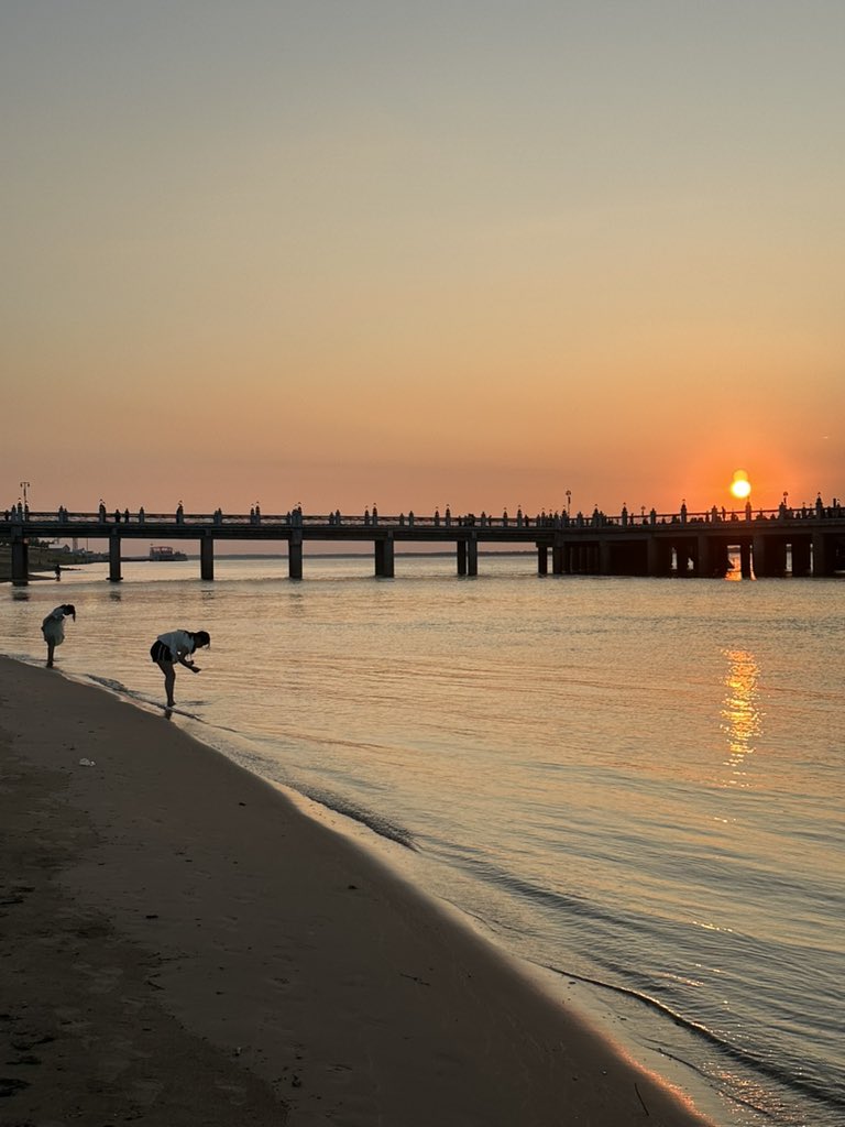 NadeemXu's tweet photo. Sunset over  the Heilongjiang River, which borders Russia in Northeastern China https://t.co/nf5xo7djDv