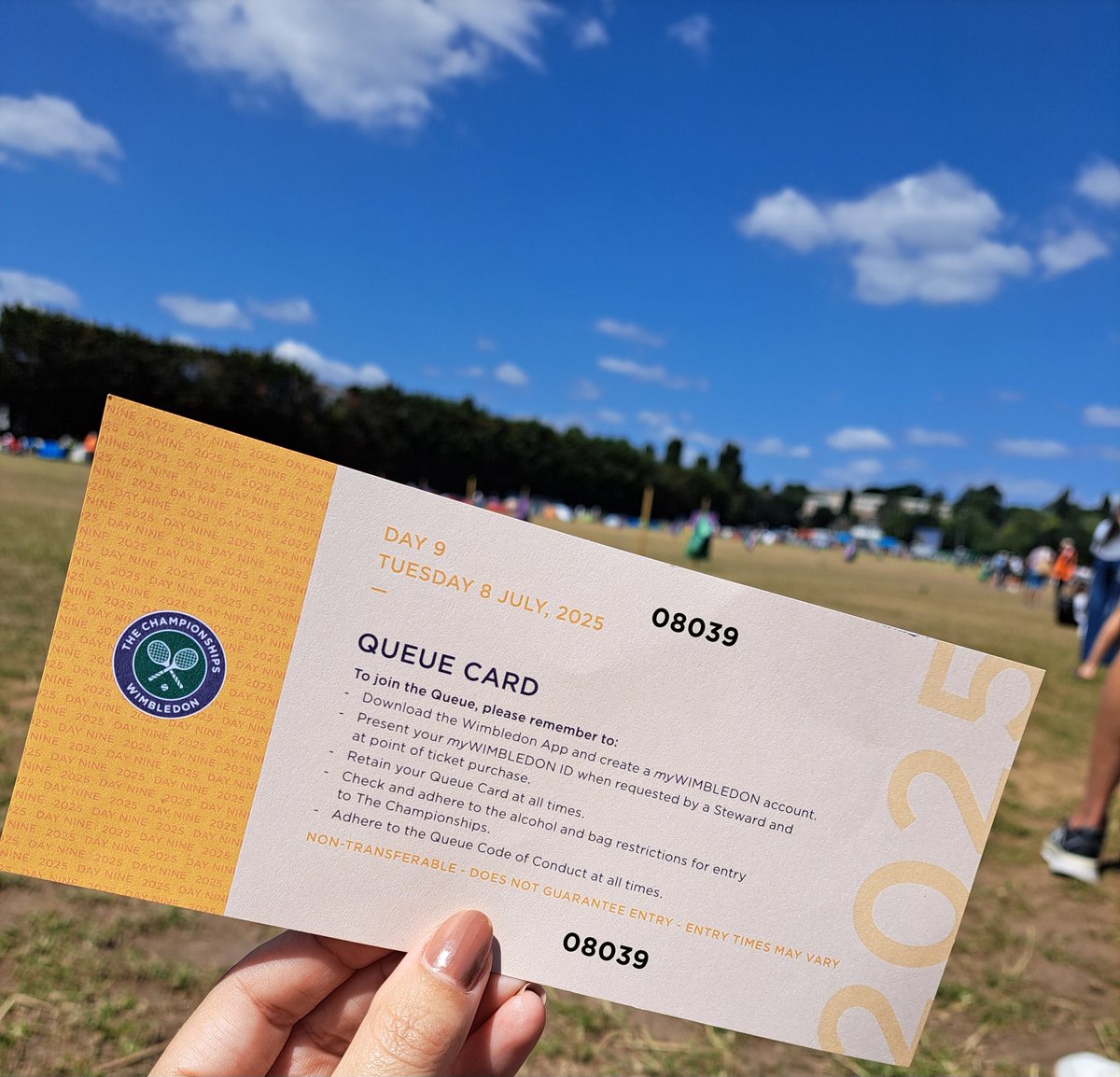 FrattonEndMel's tweet image. 8039 in The Queue at 12.01pm. Both queues to the left of us already moving. @ViewFromTheQ #Wimbledon    #Wimbledon2025 #TheQueue