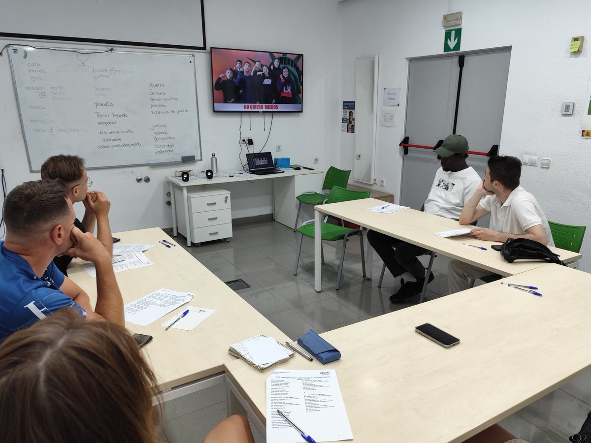 CEAR_Andalucia's tweet image. ☀️ El verano no detiene el aprendizaje del idioma en #Málaga.
🎵🎨Personas acogidas trabajaron, a través de la música y la creación artística, en el fortalecimiento de las competencias lingüísticas.