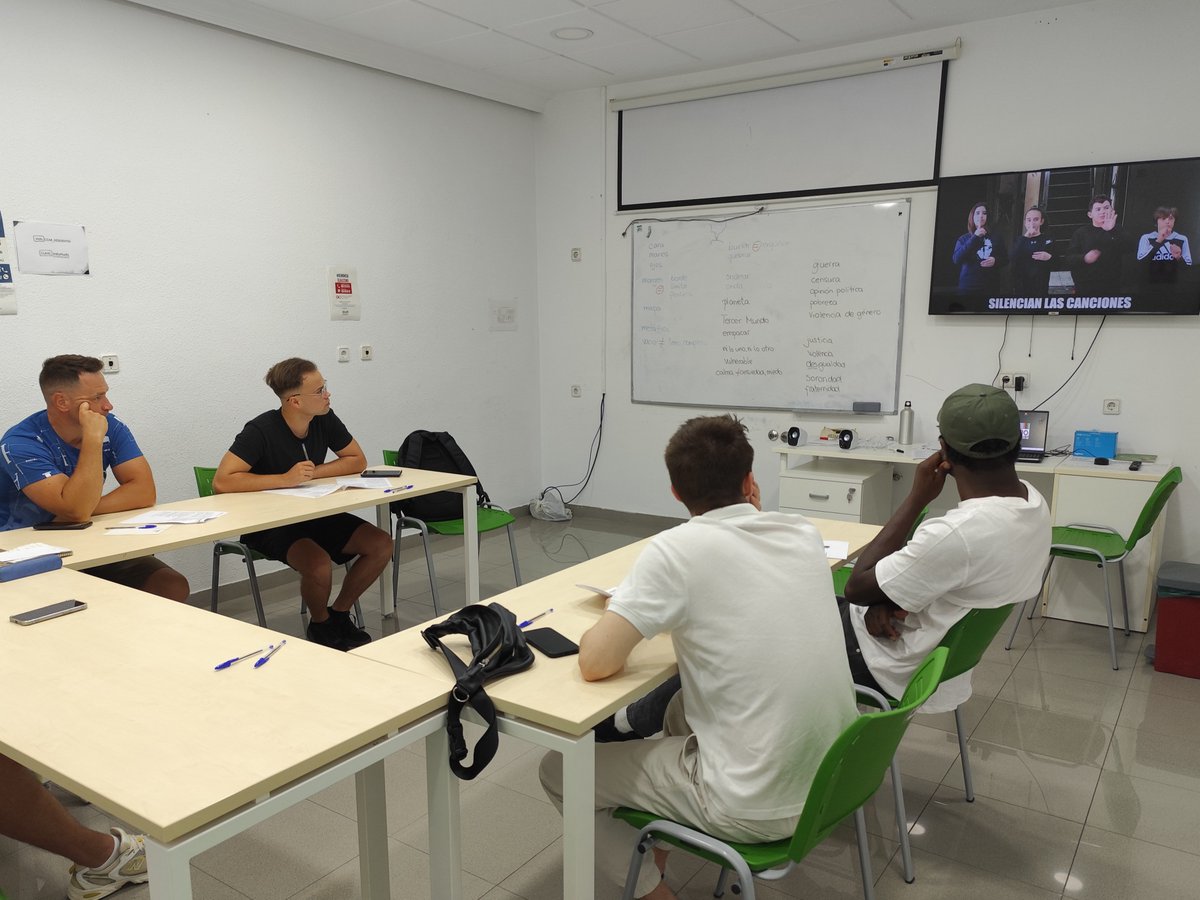 CEAR_Andalucia's tweet image. ☀️ El verano no detiene el aprendizaje del idioma en #Málaga.
🎵🎨Personas acogidas trabajaron, a través de la música y la creación artística, en el fortalecimiento de las competencias lingüísticas.
