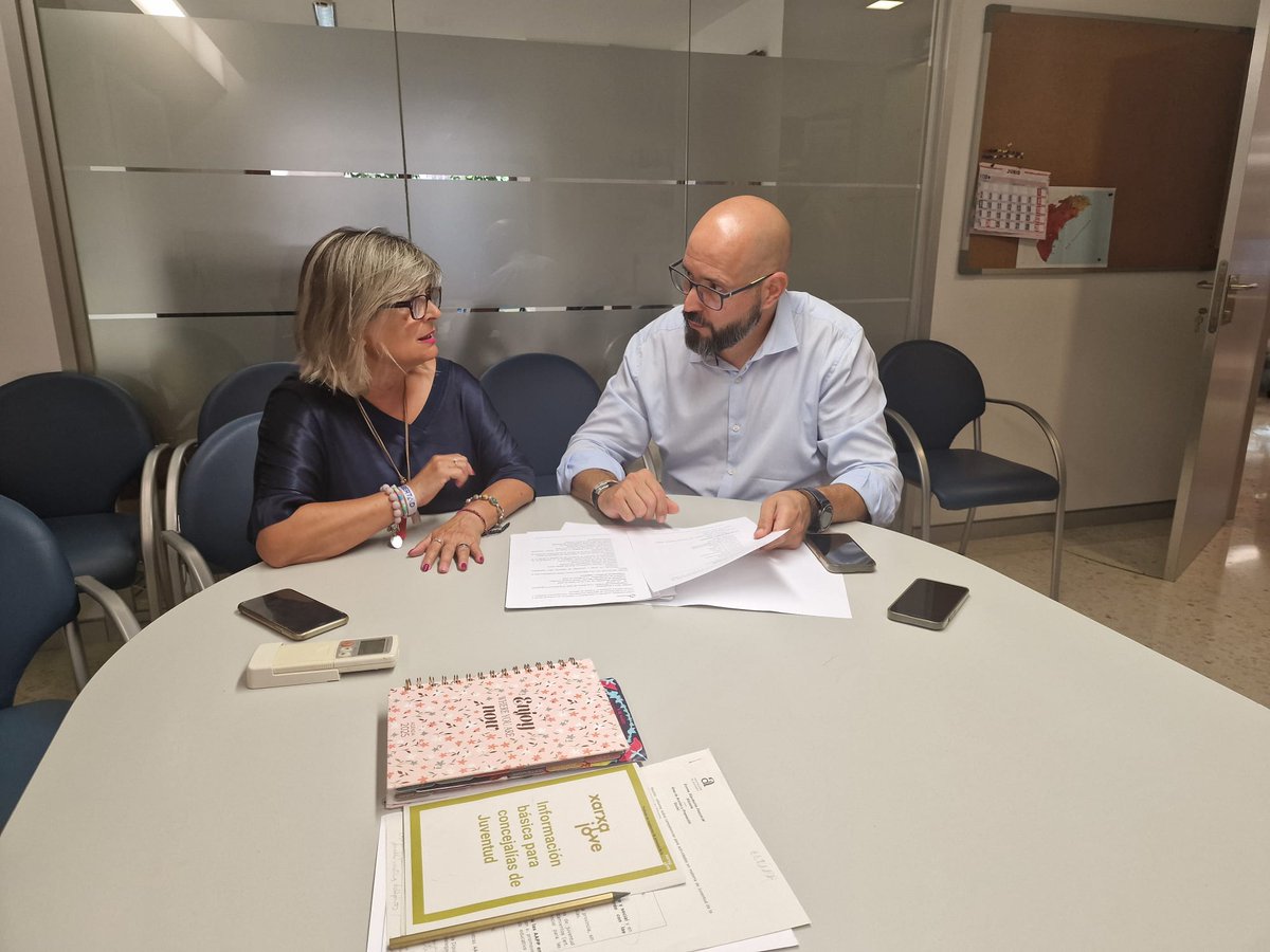 🤝Reunión de la diputada de Bienestar Social e Igualdad, Loreto Serrano, con el director general del IVAJ, Vicente Ripoll, la subdirectora, Cintia Poveda, y el Director Territorial de Alicante, para trabajar en varios proyectos en la provincia 🔹