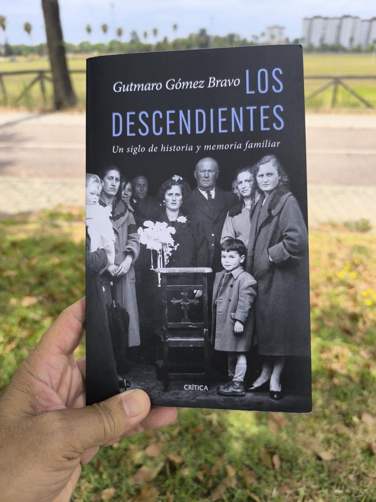 Santiago Saborido (@santisaborido) on Twitter photo Los descendientes, un ensayo de <a href="/gunde_bravo/">Gutmaro G Bravo</a> que interpreta como la historia familiar es junto al resto de historias familiares, la suma que constituye en este caso la tragedia y la epopeya de las generaciones de la Guerra Civil
Editorial <a href="/Ed_Critica/">Editorial Crítica</a> Los descendientes, un ensayo de <a href="/gunde_bravo/">Gutmaro G Bravo</a> que interpreta como la historia familiar es junto al resto de historias familiares, la suma que constituye en este caso la tragedia y la epopeya de las generaciones de la Guerra Civil
Editorial <a href="/Ed_Critica/">Editorial Crítica</a>