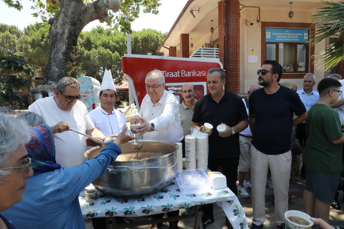 Birlik ve beraberliğimizi de sevgimiz gibi paylaşarak büyütüyoruz. 

Bugün başlayan aşure günlerimizde paylaşmanın ve dayanışmanın simgesi aşuremizi, Altınkum ve Zeytinli’de kıymetli komşularımla paylaşmanın mutluluğunu yaşadık. Katılan herkese teşekkür ediyorum. Afiyet olsun.