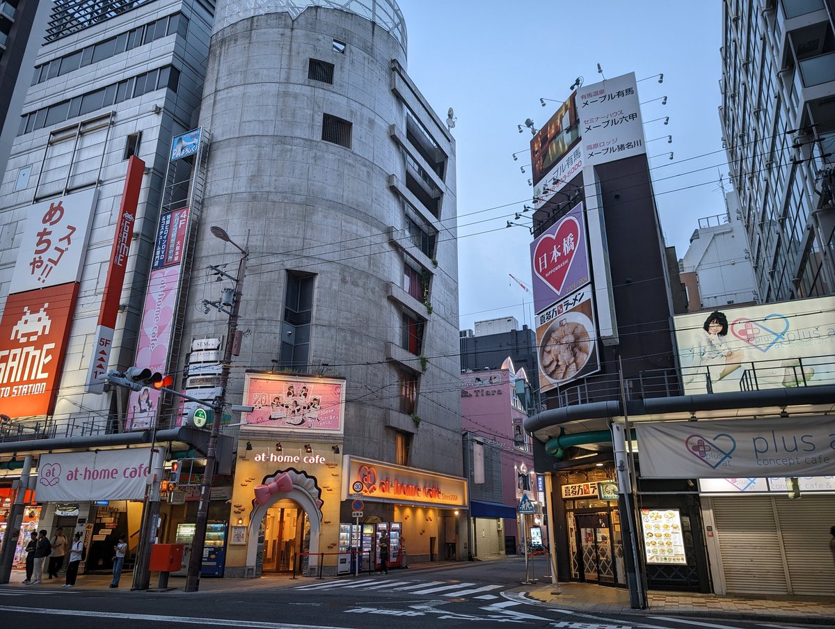 L22's tweet photo. 今週もマサカの大阪に誤帰宅しました
本日は弐階層が休みなので壱階層です(1340)
駄菓子菓子
着地してスグにヲーダー
何と！出でくるまで40糞です
ぃゃぁ…
何をヲーダーしたか忘れてましたよ
くらげな抹茶ラテ
あ、月末はリアル博多に本当に上陸します https://t.co/T5HqUr5yUZ