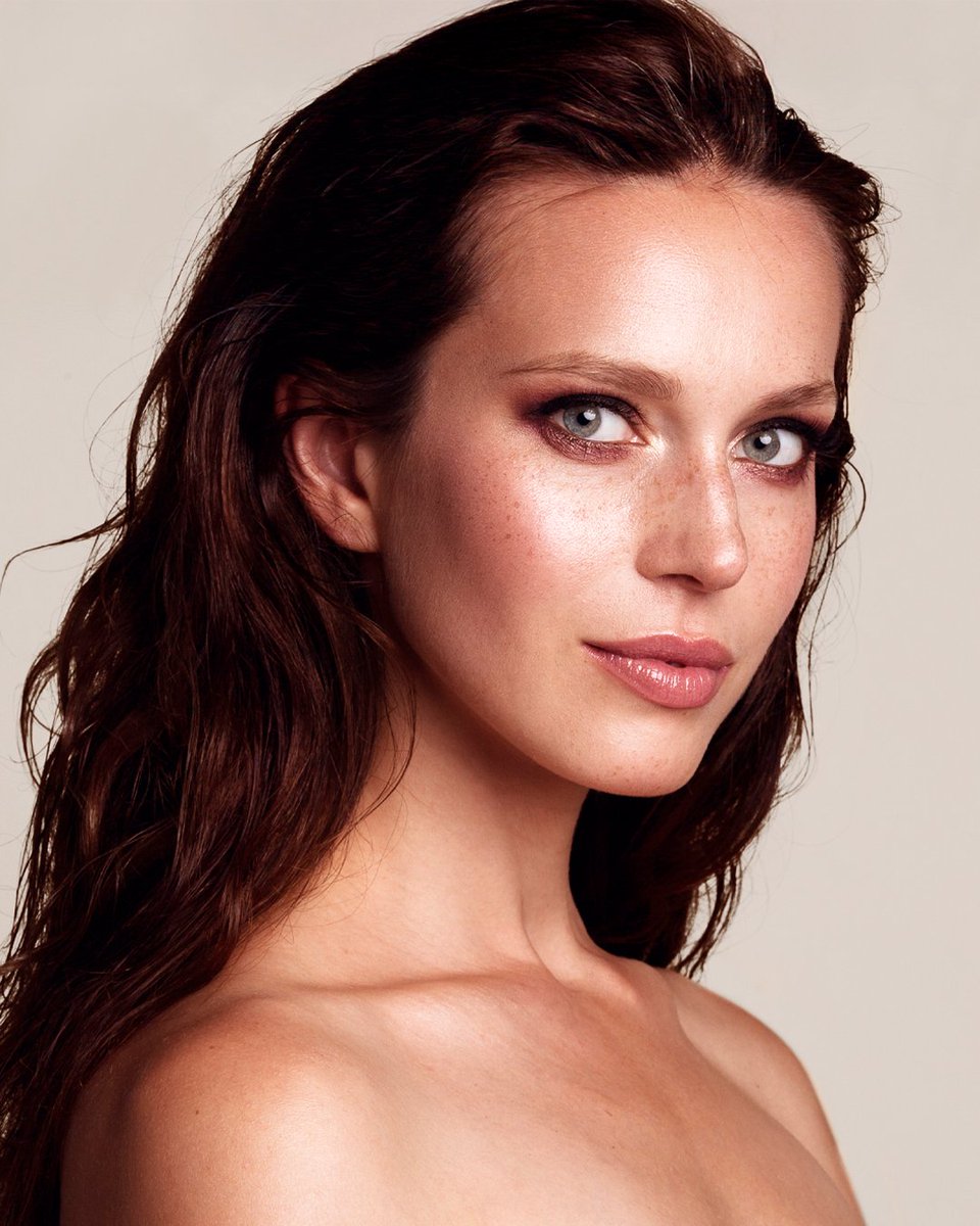 💄🧡 El maquillaje de verano de invitada apuesta por piel jugosa y natural con bases ligeras, siendo protagonistas los ojos con ahumados suaves y cálidos.

Sorprende a tus clientas con looks frescos, elegantes y en tendencia para sus eventos.

#SalonLook25