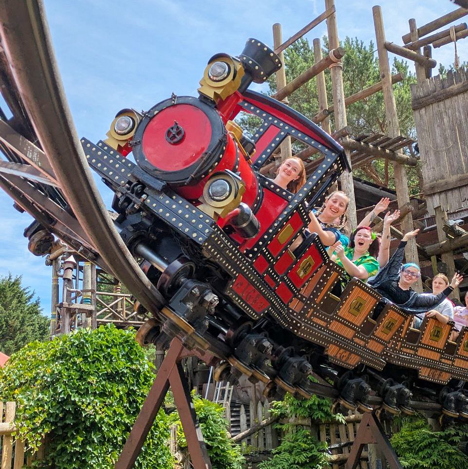 ThemeParkFur's tweet photo. 🚂 Choo Choo! 🚂 the @altontowers runaway mine train is a perfect ride for the summer, especially if you are drying off after a spin on the Congo river rapids! Hold on tight and - Choo Choo! 📸 Arro #ThemeParkFur #MerlinAP #AltonTowersResort @Kerijiano @MerlinapUK #ThemeParkFurry https://t.co/Ndj4pgvFBy