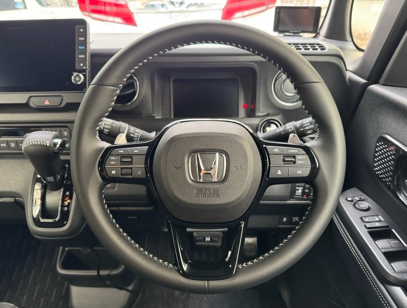 N-boxにシビックのステアリング付くだけで見た目激変 

フリードもやりて〜