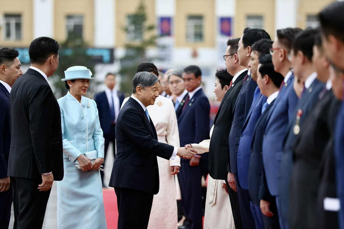 Монгол Улсын Ерөнхийлөгч У.Хүрэлсүх, гэргий Л.Болорцэцэгийн хамт Япон Улсын Цог Жавхлант Эзэн Хаан Нарүхито, Эрхэм дээд Хатан Масако нарыг албан ёсоор угтан авлаа.

Энэхүү төрийн айлчлал нь Монгол, Японы хоорондын “хүн төвтэй”, “энх тайван, хөгжил цэцэглэлтийн төлөөх” Тусгай