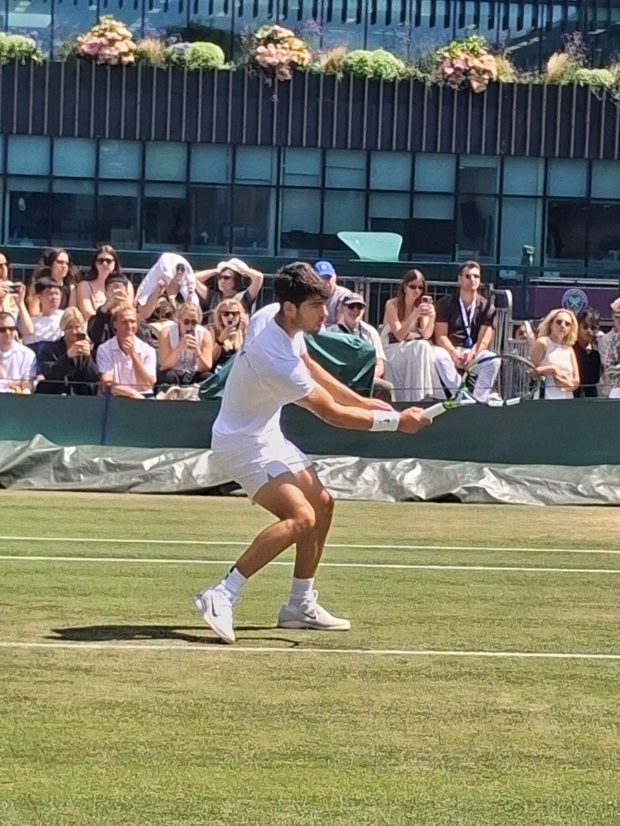 Carlitos...calentamiento AL SOL.
#Wimbledon