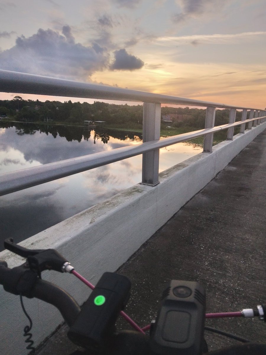 Williamsul1234's tweet photo. #sunrise Tampa Bay area today. Have a wonderful day. #mymindset They way you are feeling always changes how the world appears around you. https://t.co/u3NcQpIKmv
