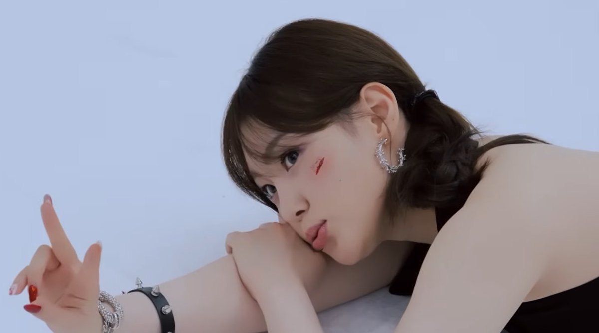 chaehyun_bby's tweet photo. 🥹what is this 
cute n attractive at the same time https://t.co/IP0WpWHhep