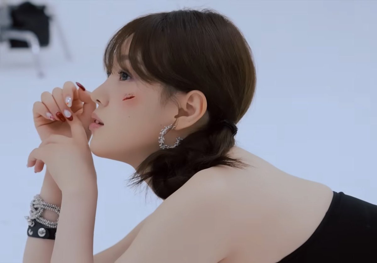 chaehyun_bby's tweet photo. 🥹what is this 
cute n attractive at the same time https://t.co/IP0WpWHhep