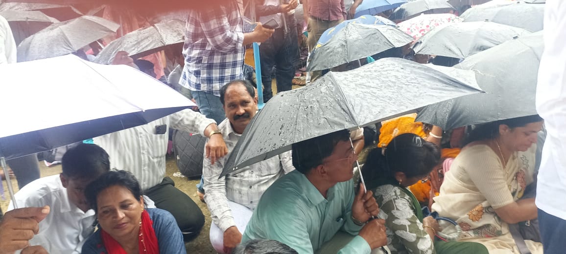 tanzeem111's tweet photo. आपल्या हक्काचा पगार मिळावा यासाठी पाणी पावसाची तमा न बाळगता हजारो च्या संख्येने शिक्षक बांधव आझाद मैदानावर ठाण मांडून बसले आहे तरी राज्य शासनाने अंत न  पाहता तत्काळ या शिक्षकांना न्याय द्यावा.@Dev_Fadnavis @AjitPawarSpeaks @mieknathshinde https://t.co/Z453HrpEul