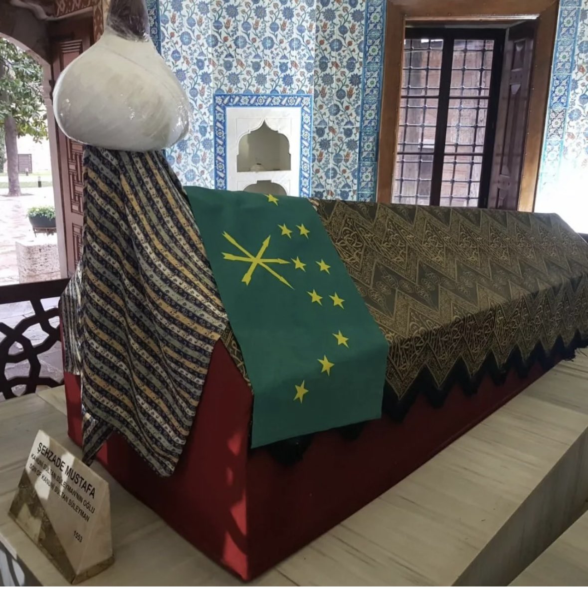 Bu herif uzun bir zamandır Türkleri aşağılayan paylaşımlar yapıyor. Öyle ki şehzade Mustafa’nın kabrine bayrak örtecek, biraz zorlasa saltanatı çerkezliğe bağlayacak kadar Türk düşmanı. Üniversiteye yazdım, cevabını muhakkak paylaşırım.