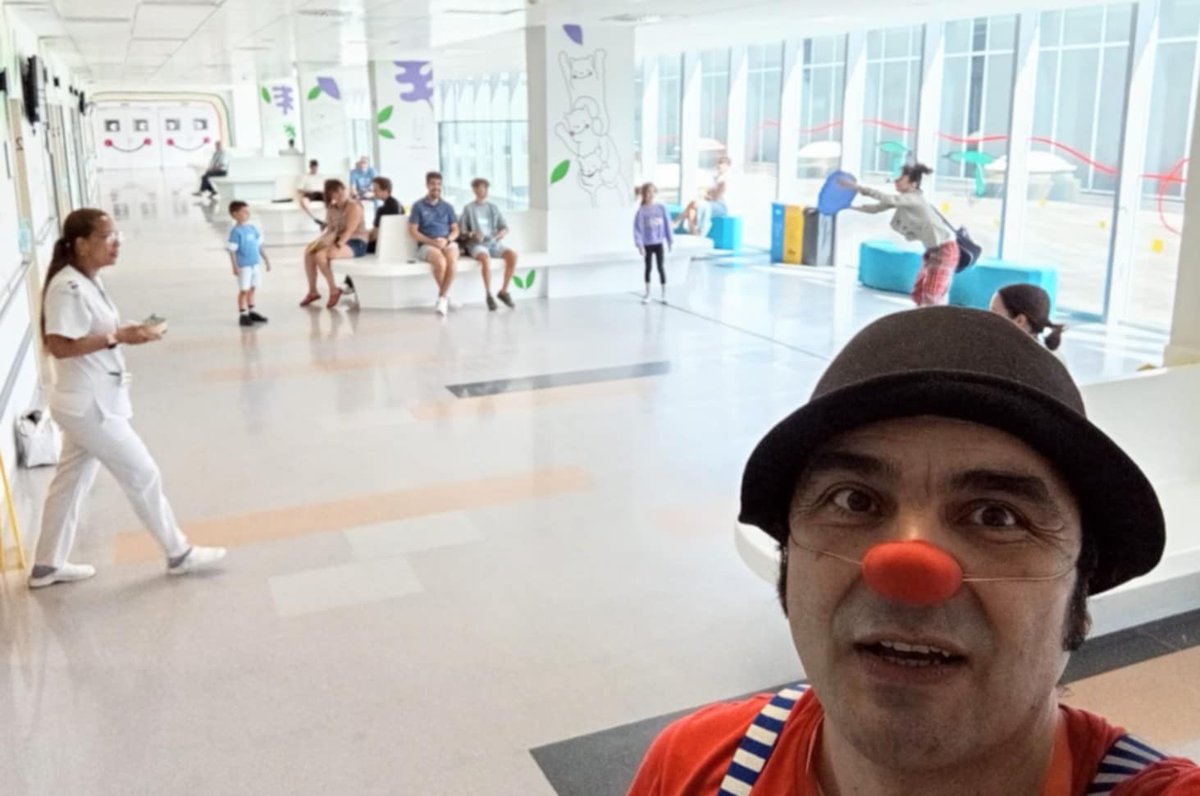 Clowntigo Payasos H. (@clowntigo) on Twitter photo Nos llevamos un frisbi blandito porque si no se puede ir a la playa, la playa viene a nosotras. Hoy en #HUCA consultas externas, hospital de día y UCI. Con la colaboración de <a href="/aytoviedo/">@aytoviedo</a> Nos llevamos un frisbi blandito porque si no se puede ir a la playa, la playa viene a nosotras. Hoy en #HUCA consultas externas, hospital de día y UCI. Con la colaboración de <a href="/aytoviedo/">@aytoviedo</a>