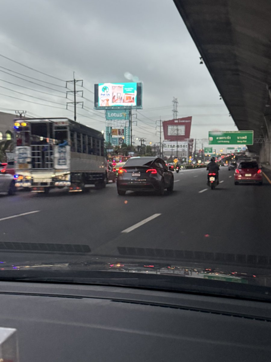 KwanzaSP's tweet photo. @js100radio #ถนนเทพรัตน ติดรถแรกขึ้นสะพานกลับรถเมกาบางนา 3 เลน ตั้งแต่ กม. 6 จนถึงสะพาน https://t.co/qcFgOY7Vzw