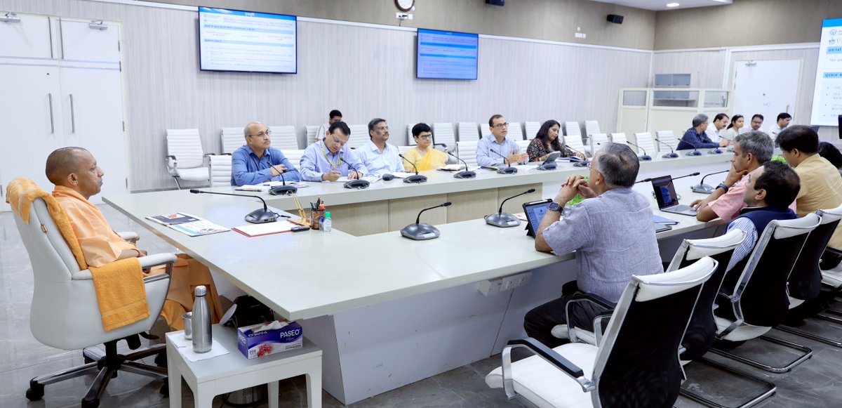 होमगार्ड एवं शिक्षकों की नई भर्तियों में पुलिस भर्ती की तर्ज पर महिलाओं को वरीयता दी जाए।

<a href="/UPGovt/">Government of UP</a> का दायित्व है कि महिलाओं को न सिर्फ सम्मान मिले, बल्कि उन्हें सुरक्षा बलों और शासन-प्रशासन की संरचनाओं में भी पर्याप्त प्रतिनिधित्व प्राप्त हो: #UPCM <a href="/myogiadityanath/">Yogi Adityanath</a>