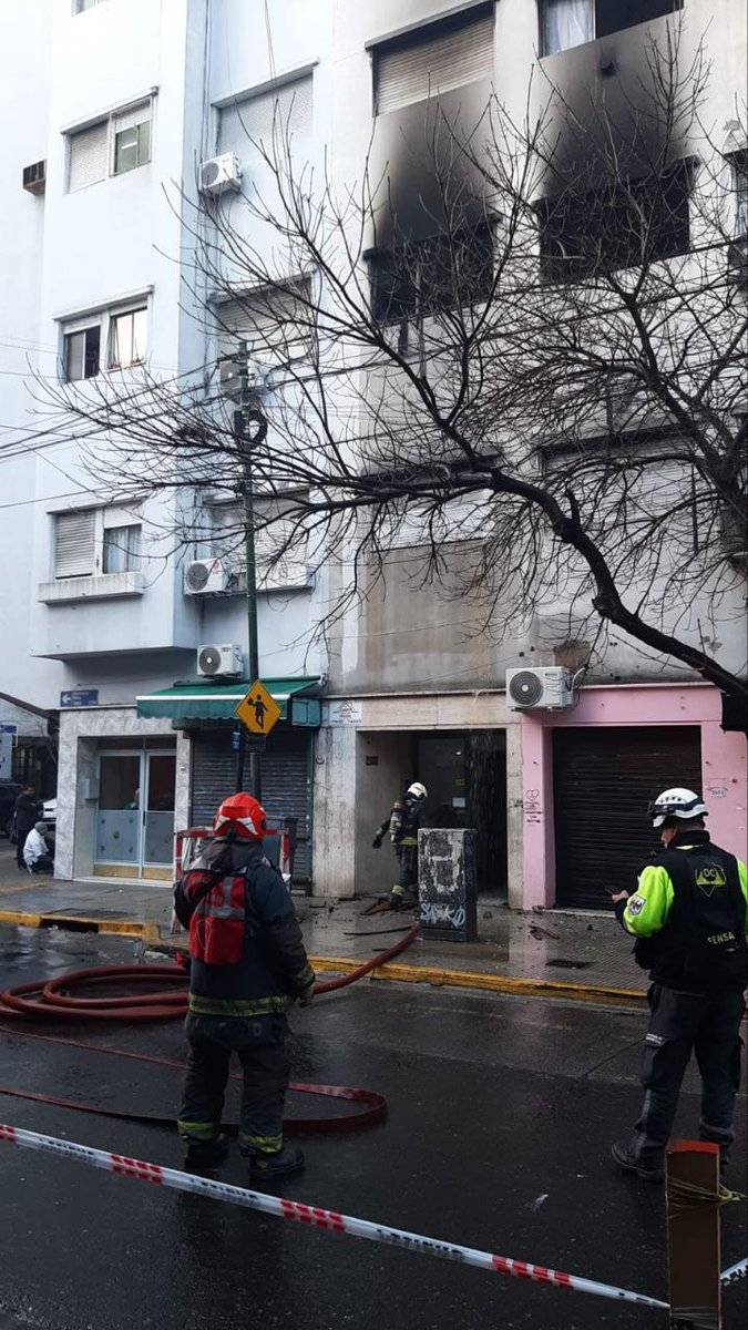 Nnicolas103's tweet image. Incendio en un edificio, Bartolomé Mitre al 2600. Se desarrolla fuego en forma violenta en un departamento del 2° piso. Bomberos de la Ciudad combate el proceso y mantiene a resguardo a 2 mujeres en la terraza. Defensa Civil de la Ciudad colabora en las tareas.