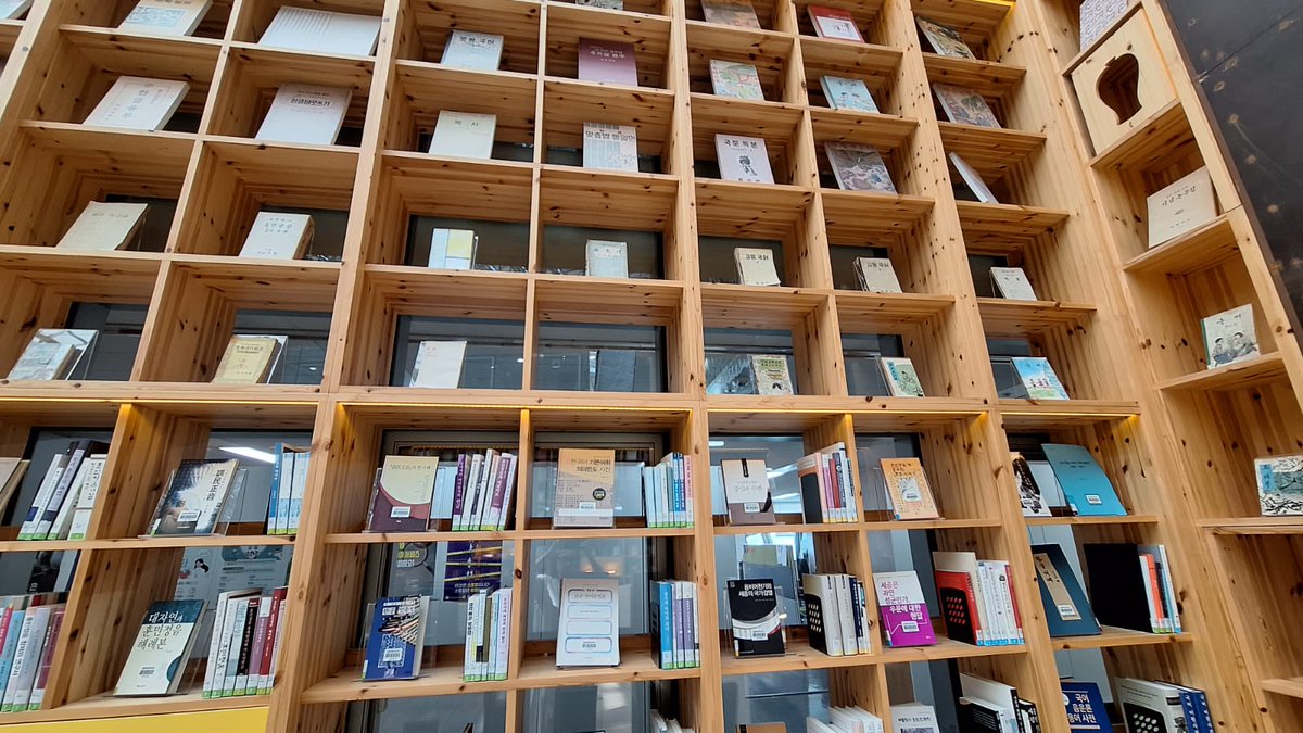 M'arriben unes fotos maquíssimes d'una biblioteca coreana...

Ara, quan m'adono que hi ha punts de molt difícil accés per a la neteja, indefectiblement, sempre penso que l'ha dissenyada un home (o, en el seu defecte, una noia de casa bona). 

No sé si és una teoria patillera...