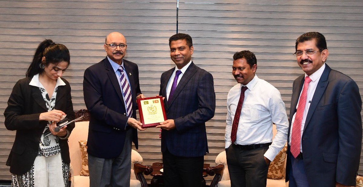 🇵🇰🤝🇱🇰 The High Commissioner of Pakistan to Sri Lanka, Major General (Retd) Faheem Ul Aziz HI (M), met with the Minister of Health and Mass Media, Dr. Nalinda Jayatissa, yesterday (07) at the Ministry of Health.

#SriLanka #Pakistan #Diplomacy #HealthMinistry #FaheemUlAziz