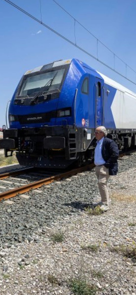 FAEBurgos's tweet image. 🚆 FAE apoya el primer tren multicliente entre #Burgos y el @AutPortValencia impulsado por @asercomexLCI 

🚇 +1.800 toneladas/semana 
🌍 Logística sostenible y visión de futuro
➕ Info 👉 url.faeburgos.org/q8qzd  

#FAEsiempreatulado #EntreTodosSomosFAE #Logística #Asercomex