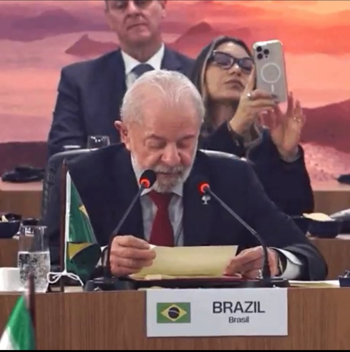 Vem aí o aparelho mais desejado pela ala comunista do país : Aifone 13 Pró Marx . Só vem com teclas do lado esquerdo . Um sucesso pra cumpanheirada ! Afinal quem inventou o celular foi a união soviética !