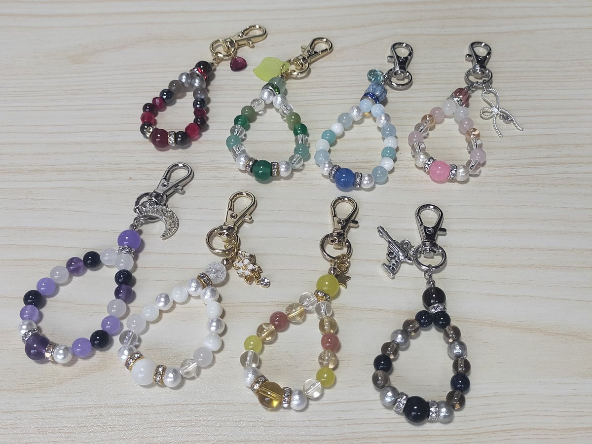 limelight_rai's tweet image. #CARAMEL_MUSEUM
M2部の下段、M-9にて置かせて頂きます!
推し色ブレスレットやキーホルダーはこんな感じです♪ブレスレットは14cm、15cm、16cmを置いてます!