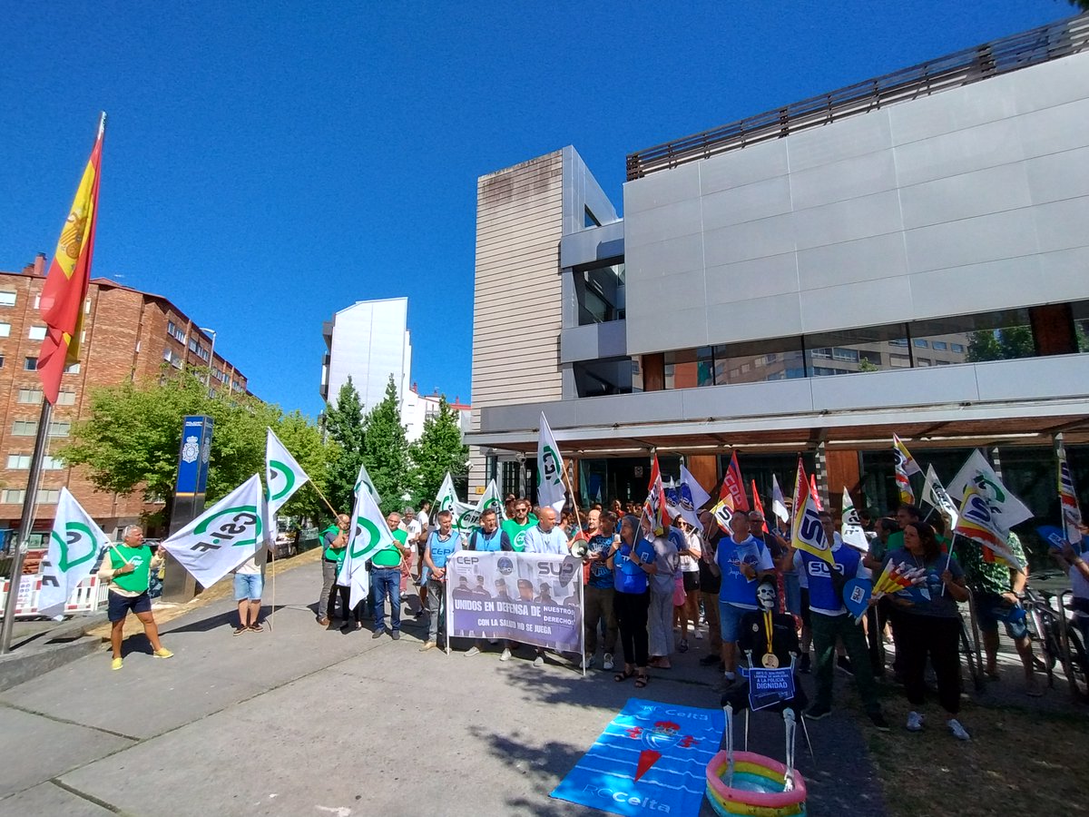 GaliciaCsif's tweet photo. 🥵📢 Delegadas/os de CSIF han apoyado hoy la concentración convocada por los sindicatos policiales @supgalicia, @cep_galicia y @JupolPontevedra, en denuncia de las altas temperaturas que soportan trabajadores/as y ciudadanos/as en la Comisaría de Vigo. 

🔗https://t.co/2JaIuncPBp https://t.co/QoKPBDNSLc