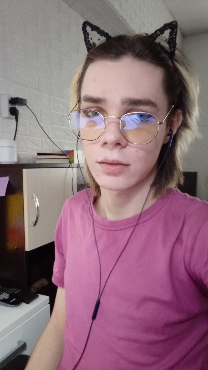 Красивый человек в очках обои скачать